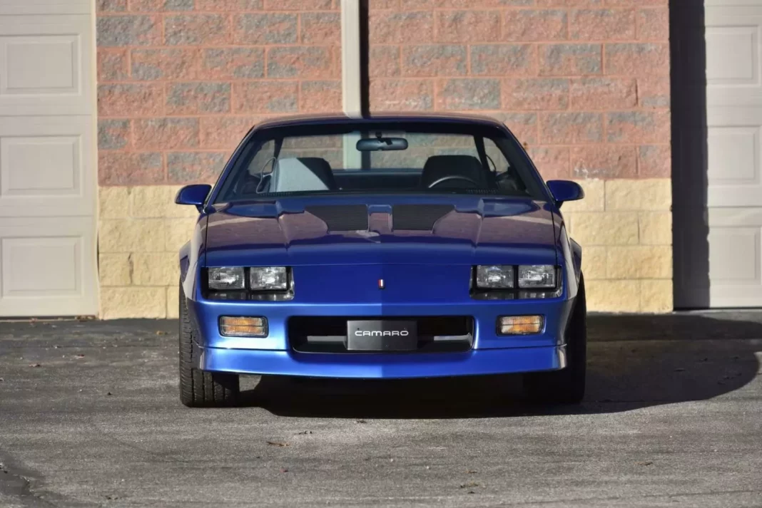 1990 Chevrolet Camaro IROC-Z. Mecum. Imagen portada.