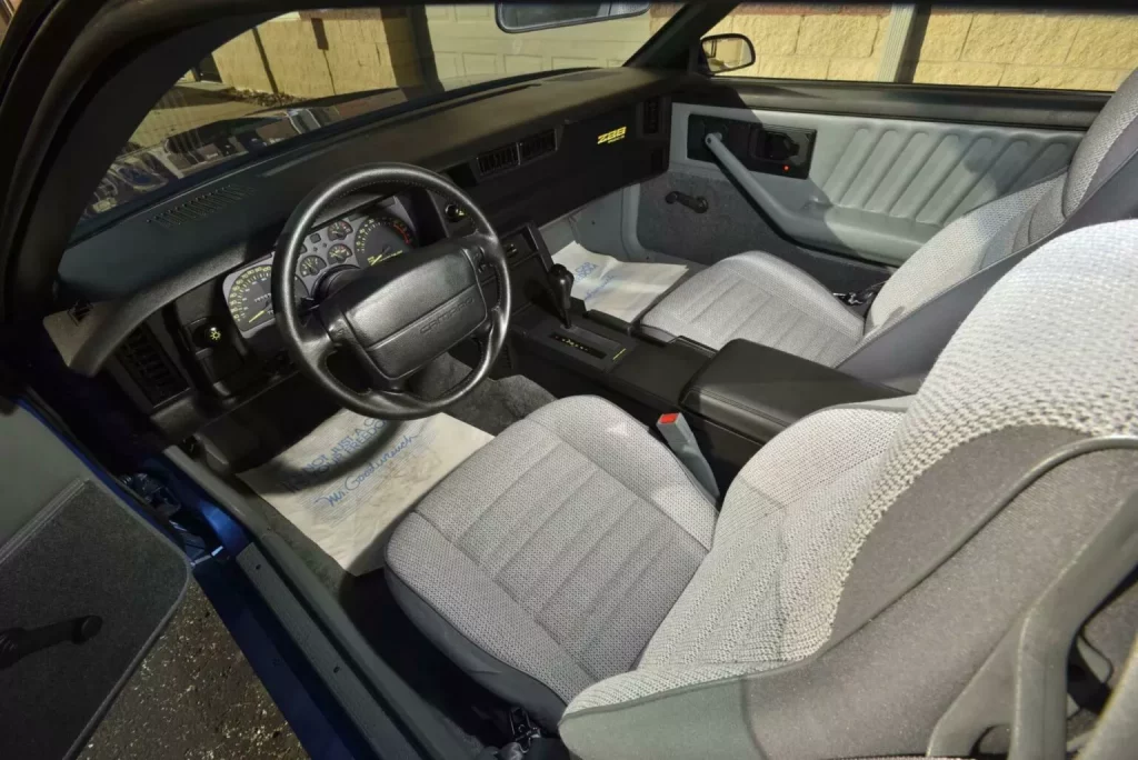 1990 Chevrolet Camaro IROC-Z. Mecum. Imagen interior.