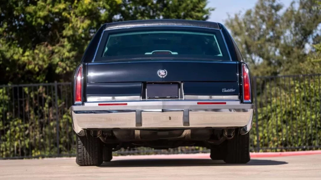 1996 cadillac fleetwood brougham presidencial mecum 3 Motor16