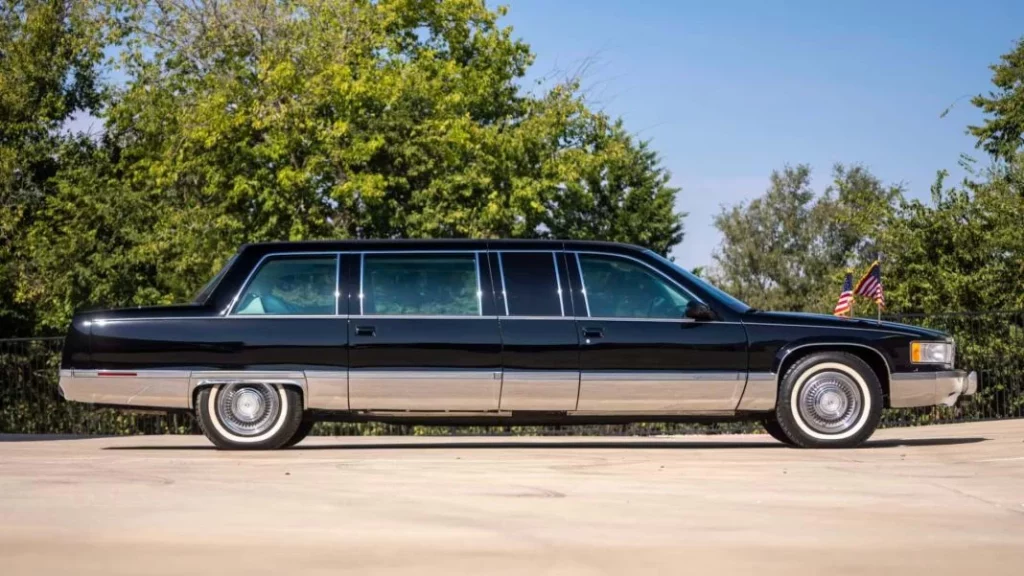 1996 Cadillac Fleetwood Brougham. Clinton. Mecum. Imagen lateral.