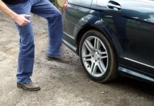 El golpe que la Guardia Civil y la Policía te aconsejan dar en tu propio coche antes de arrancar