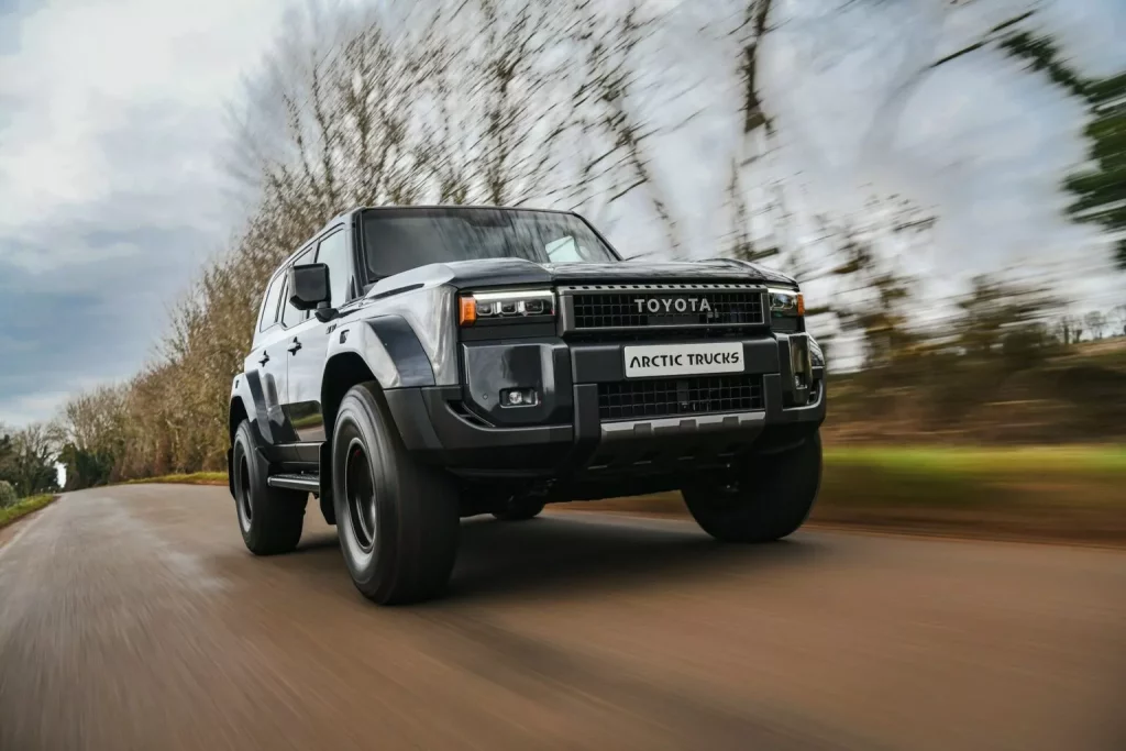 2025 Toyota Land Cruiser AT37. Arctic Trucks. Imagen movimiento.