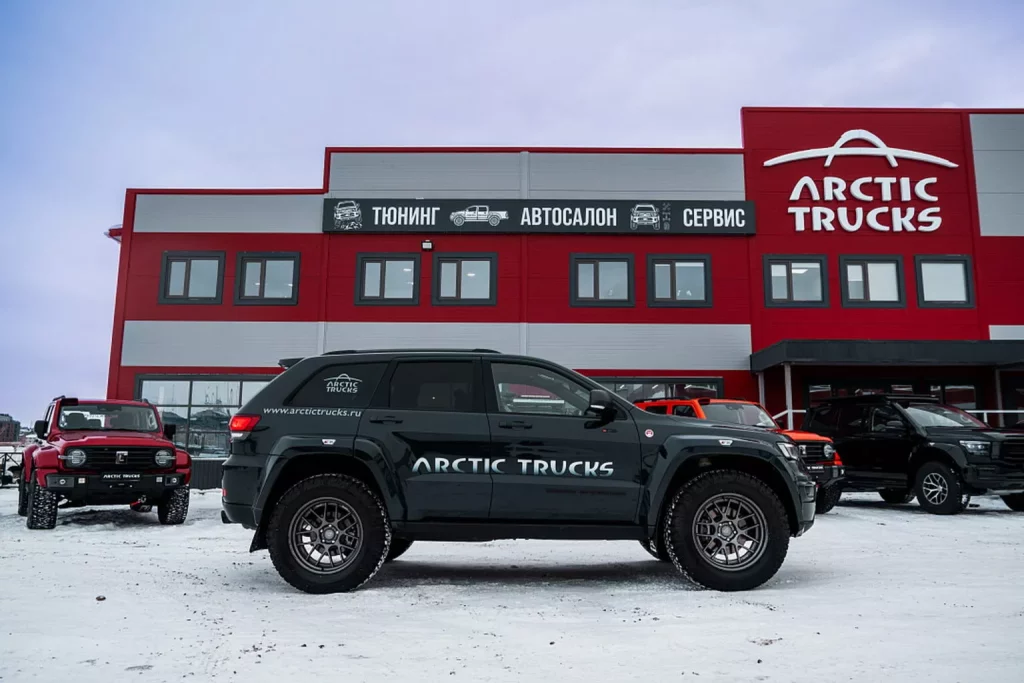 2025 Jeep Grand Cherokee AT35 Arctic Trucks 10 Motor16