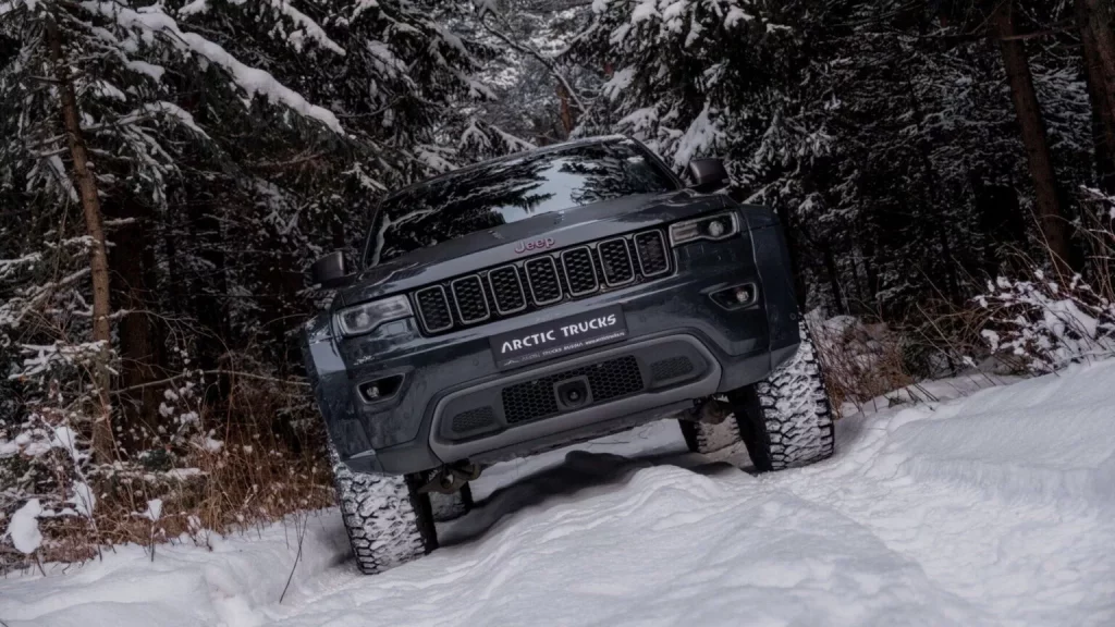 2025 Jeep Grand Cherokee AT35 Arctic Trucks 3 Motor16