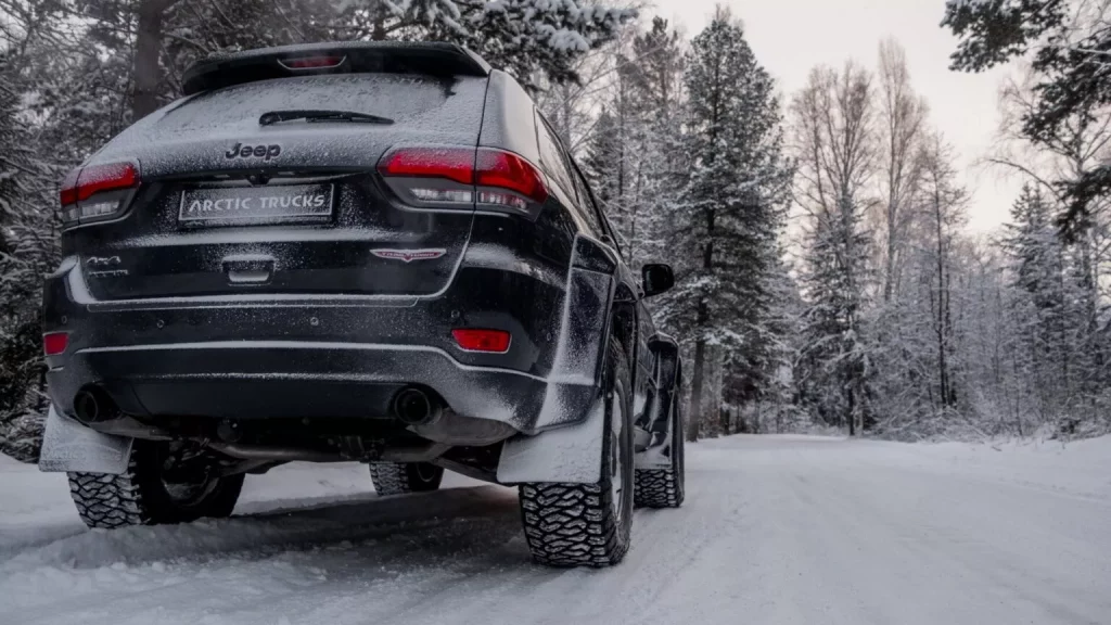 2025 Arctic Trucks Jeep Grand Cherokee. Imagen exterior.