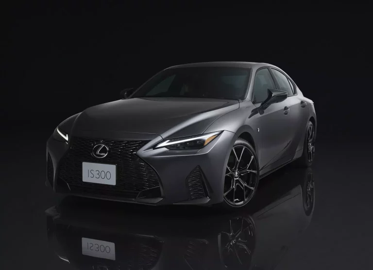 El Lexus IS se pone a tono para su decimosegundo año de vida… en Japón