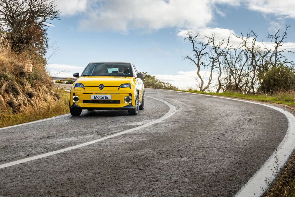 2025 Renault 5 E-Tech iconq cinq. Imagen movimiento.