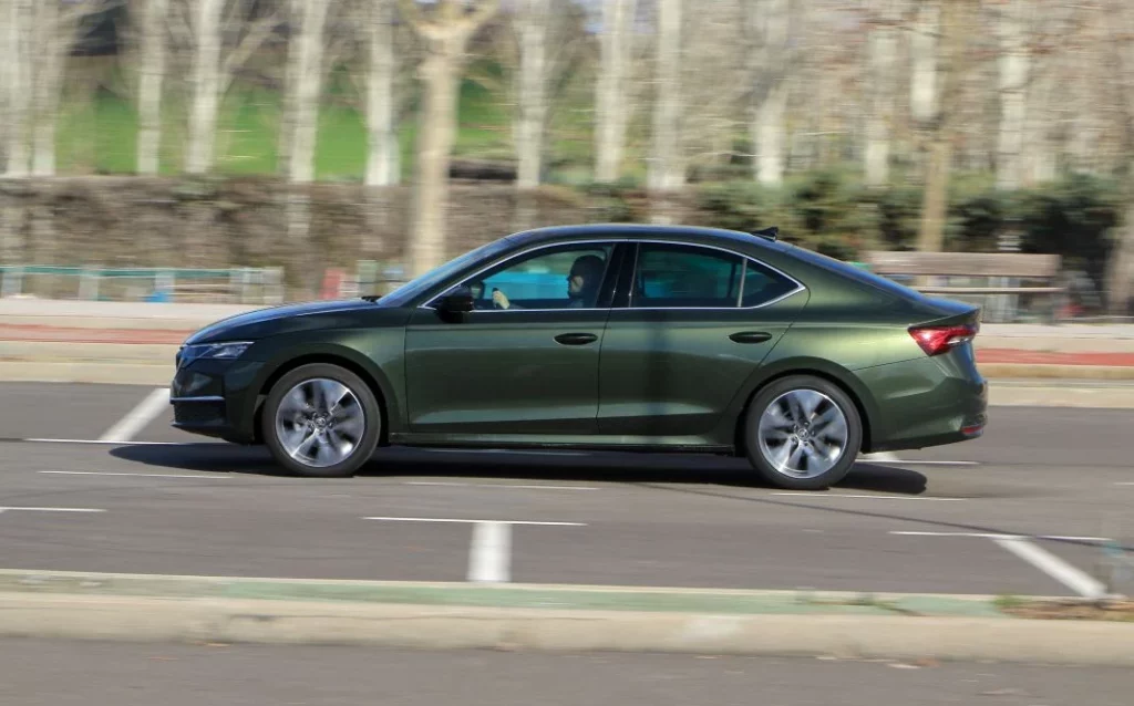 2025 Skoda Octavia mHEV 150. Prueba. Imagen barrido.