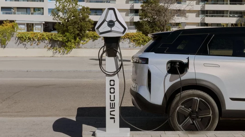 2025 Jaecoo 7 PHEV. Imagen cargador.