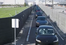 Los Tesla Model 3 y Model Y se viajan por la fábrica como en procesión de Semana Santa