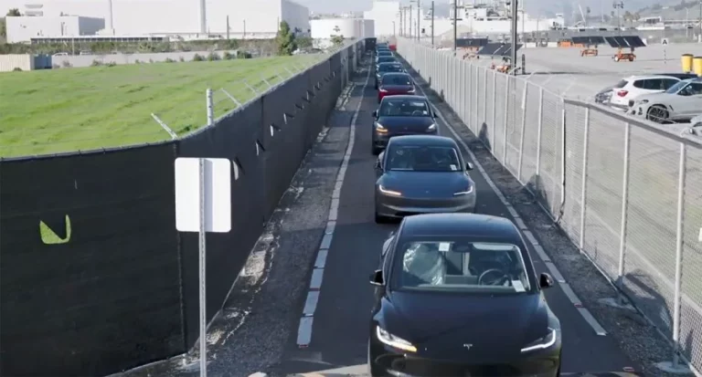 Los Tesla Model 3 y Model Y se viajan por la fábrica como en procesión de Semana Santa