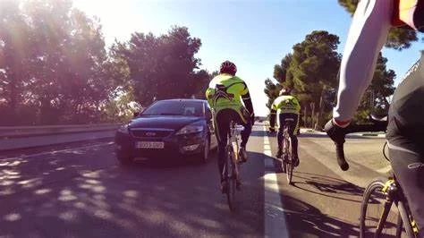 Adelantar a un ciclista con doble línea continua: La Guardia Civil de Tráfico te lo deja cristalino