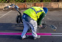 La ciudad que pinta de magenta las líneas de sus zonas de estacionamiento regulado