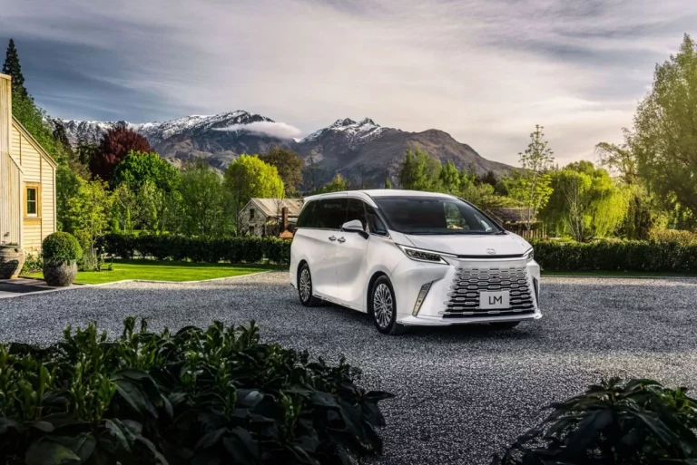 Con el LM, Lexus reinventa la limusina como si fuera un jet privado