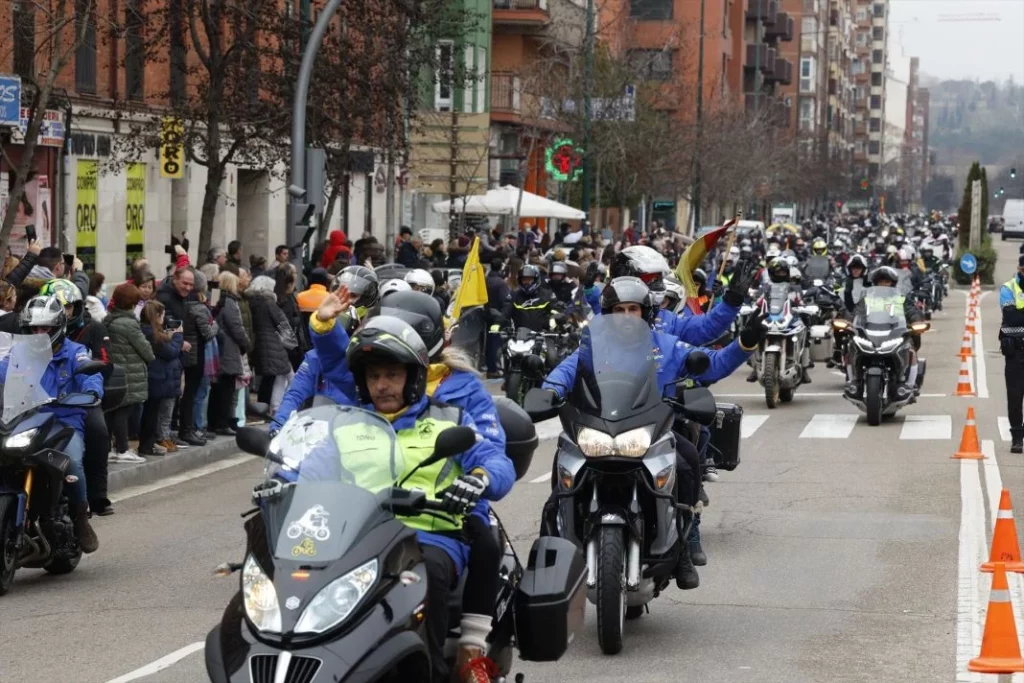 EuropaPress 4923954 varios motoristas participan desfile banderas concentracion motera Motor16