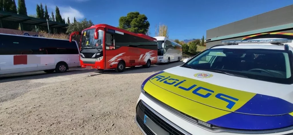 Policías locales, como la de Jaén, participan junto a la DGT en la campaña de control a autobuses escolares.