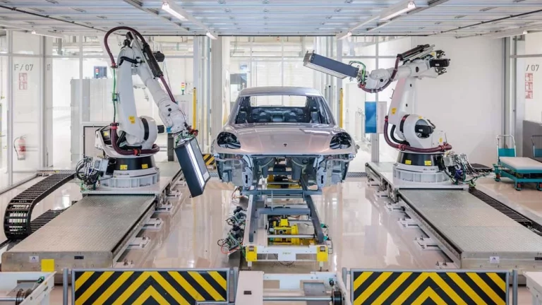 Los robots y la IA no dan opción al error en la pintura de los Porsche