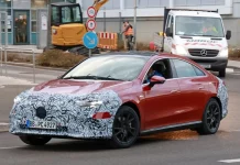 Fotos espía, con muy poco camuflaje, del Mercedes CLA 2025