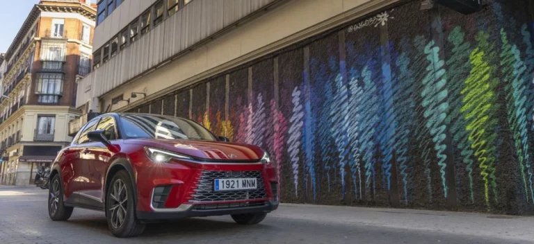 Ruta de arte urbano con el Lexus LBX: los rincones de Madrid que respiran arte