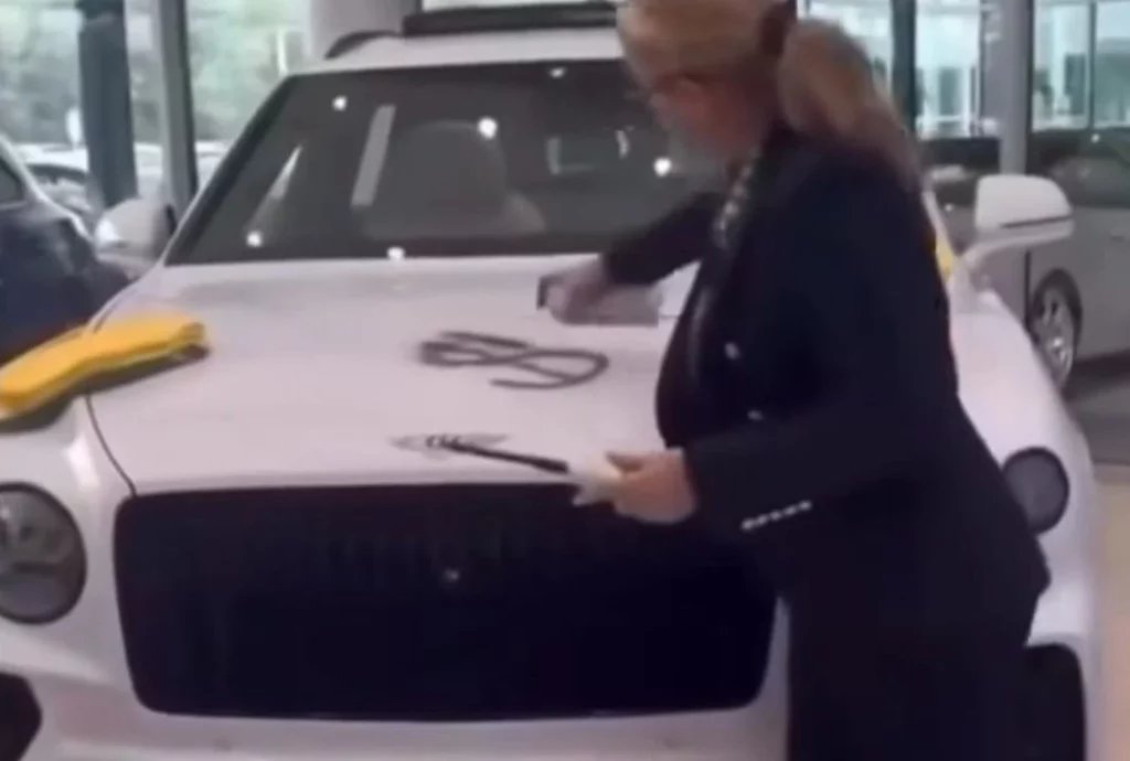 La arriesgada maniobra de la empleada de Bentley