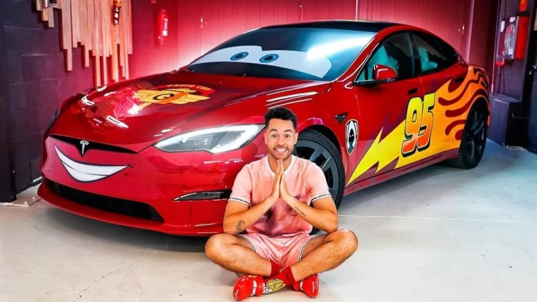 Así es la dueña del Tesla Model S que TheGrefg convirtió en Rayo McQueen