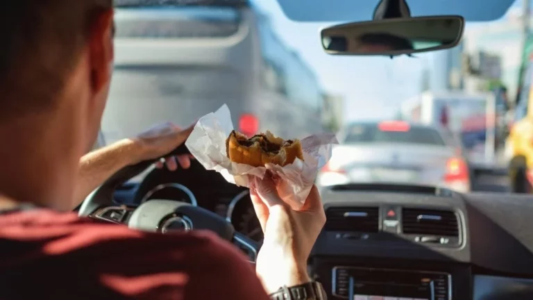 Comer y conducir: ‘elabogadodeltiktok’ te aclara si te pueden multar por ello