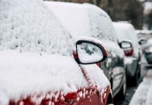 La Guardia Civil te explica en X cómo quitar el hielo del cristal de tu coche y se hace viral