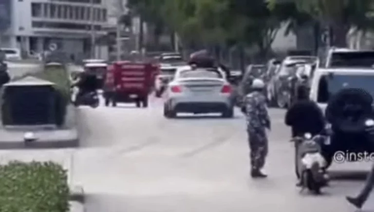 La multa que te pueden poner por llevar a un policía durante 10 segundos en el techo de tu coche