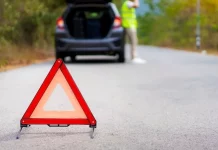 La DGT te permite usar la luz de emergencia V16, pero yo te recomiendo no tirar los triángulos: Este es el motivo