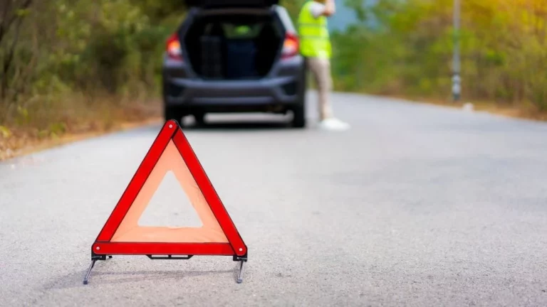 La DGT te permite usar la luz de emergencia V16, pero yo te recomiendo no tirar los triángulos: Este es el motivo