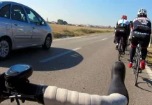 Adelantar a un ciclista con línea continua: La DGT aclara los puntos que te van a quitar por hacerlo