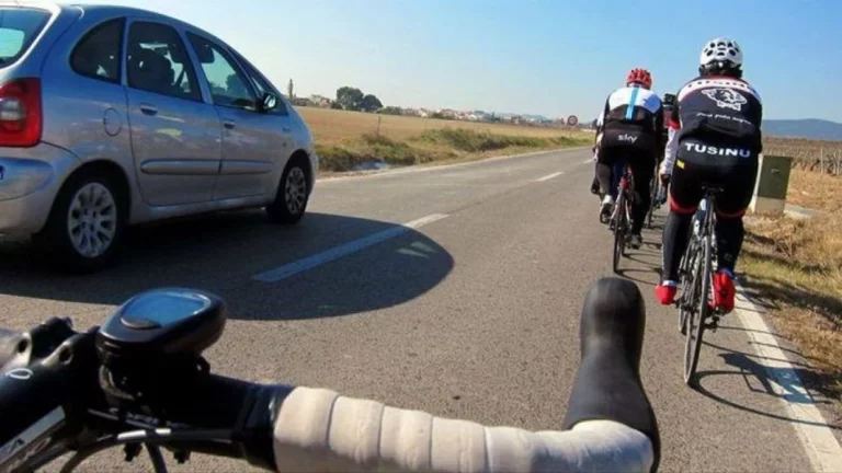 Adelantar a un ciclista con línea continua: La DGT aclara los puntos que te van a quitar por hacerlo