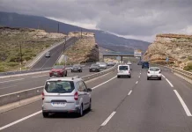 La DGT ya obliga a llevar en el coche esta pegatina que te puede costar 100 euros