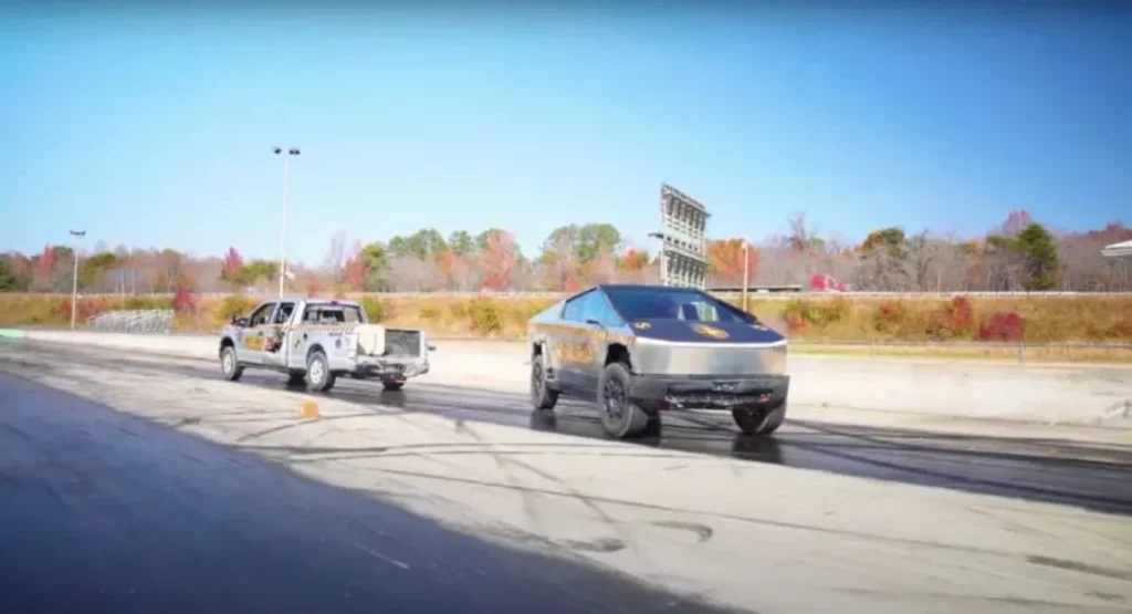 Cómo le fue al Tesla Cybetruck y al F-150 en el reto de WhistlinDiesel 