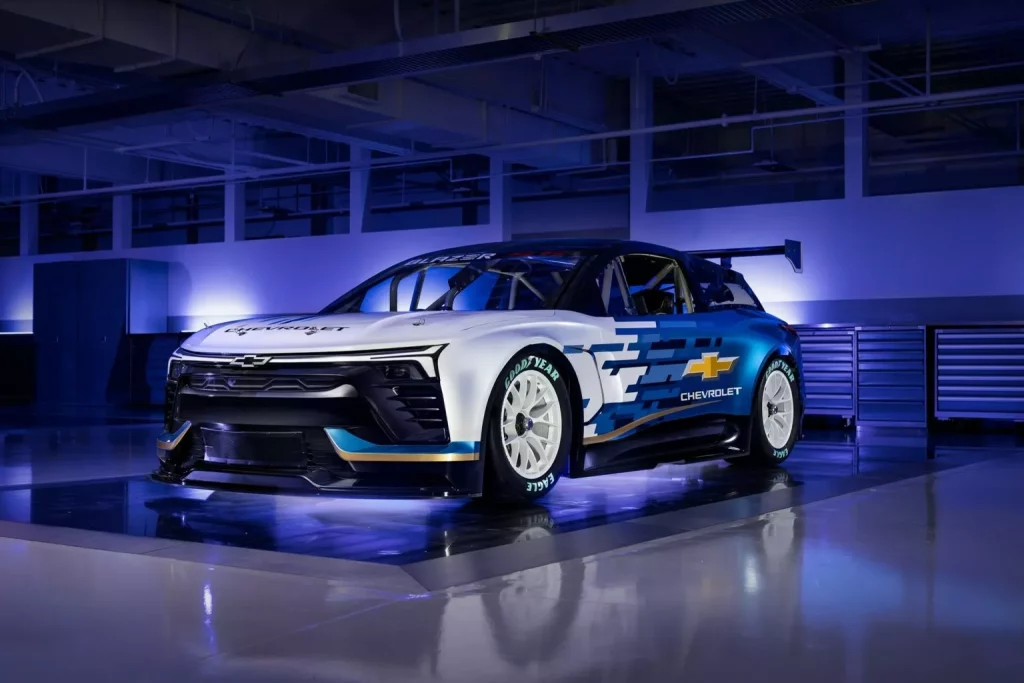 2025 Chevrolet Blazer EV.R NASCAR. Imagen delantera.