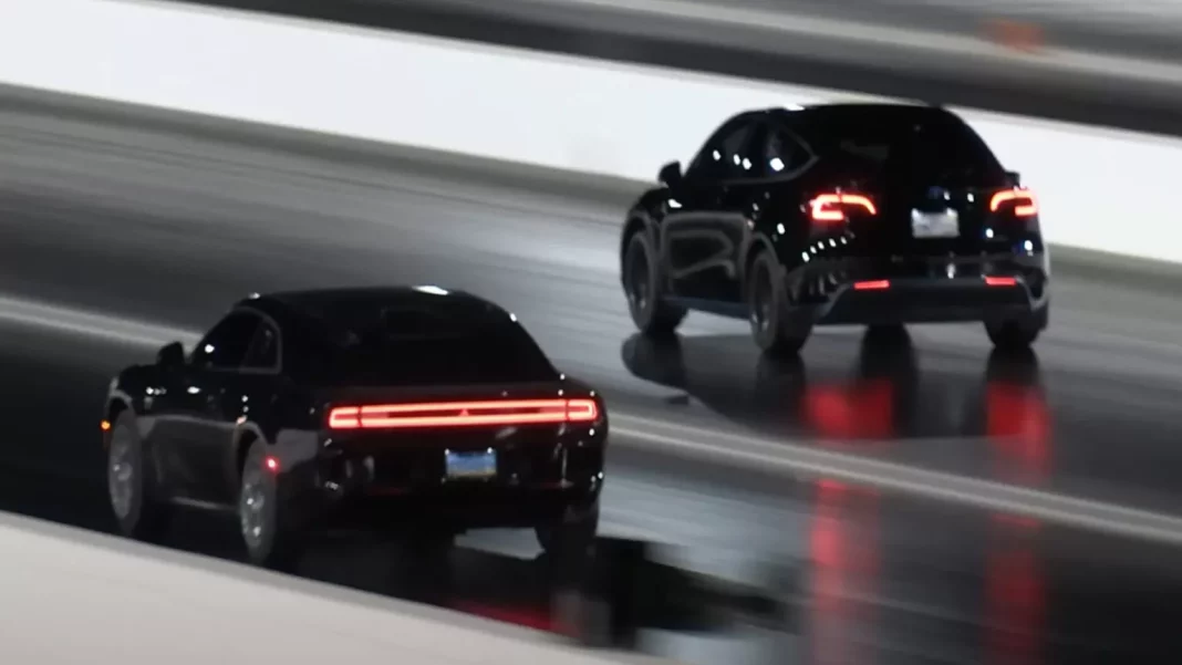 2025 Dodge Charger y Tesla Model Y. Drag race. Imagen portada.