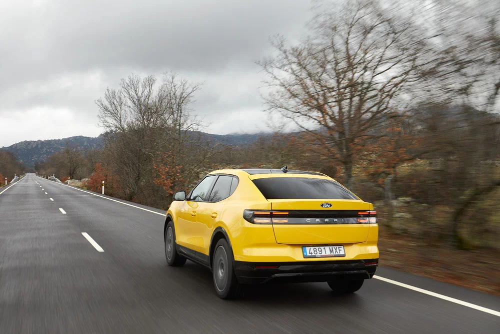 2025 Ford Capri. Al Volante. Imagen trasera.