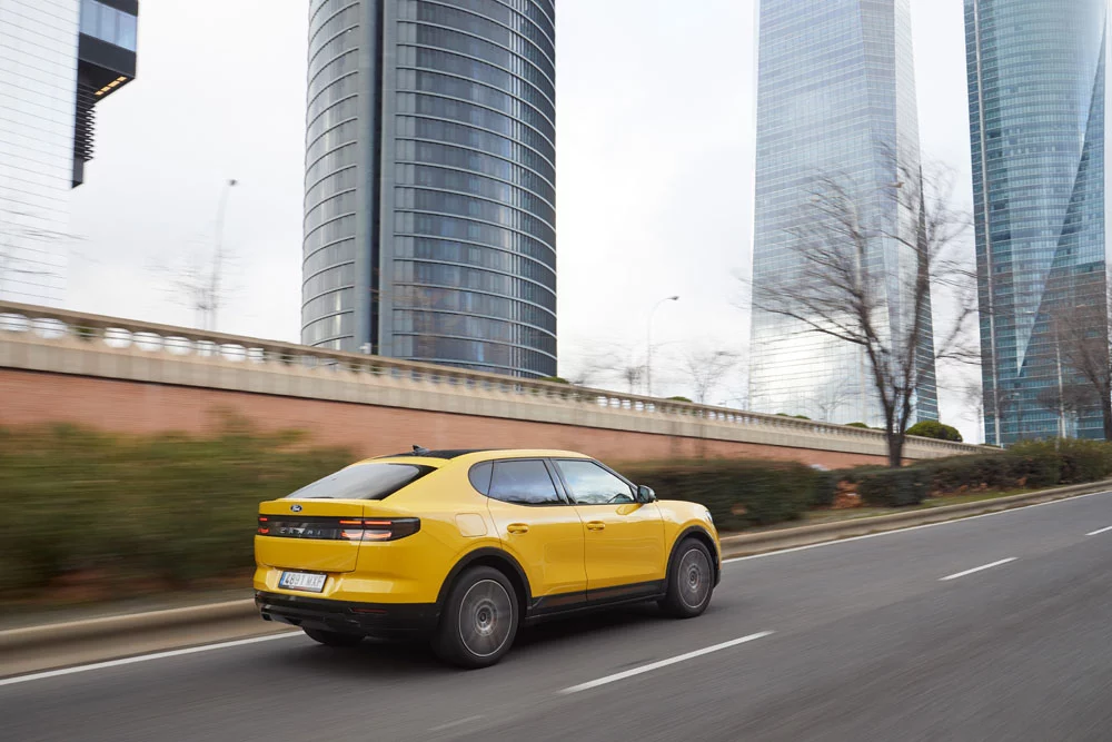 2025 Ford Capri. Al Volante. Imagen movimiento.