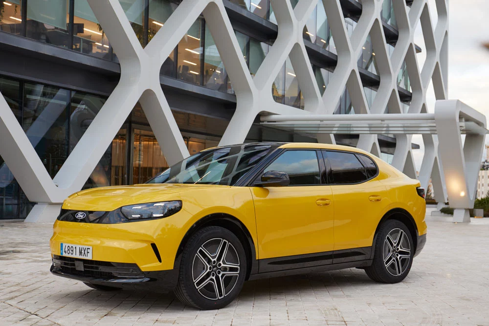 2025 Ford Capri. Al Volante. Imagen estática.