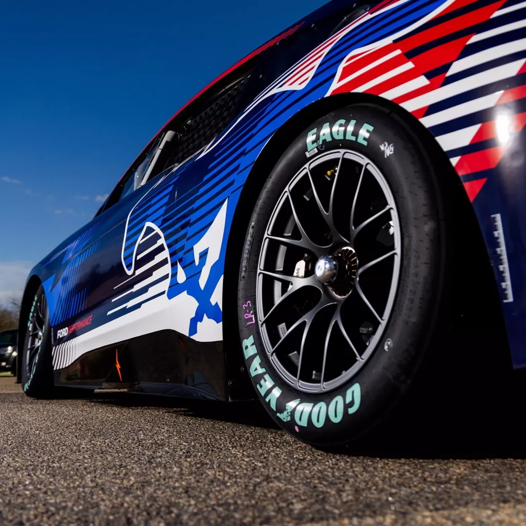 2025 Ford Mustang Mach-E NASCAR. Imagen detalle.