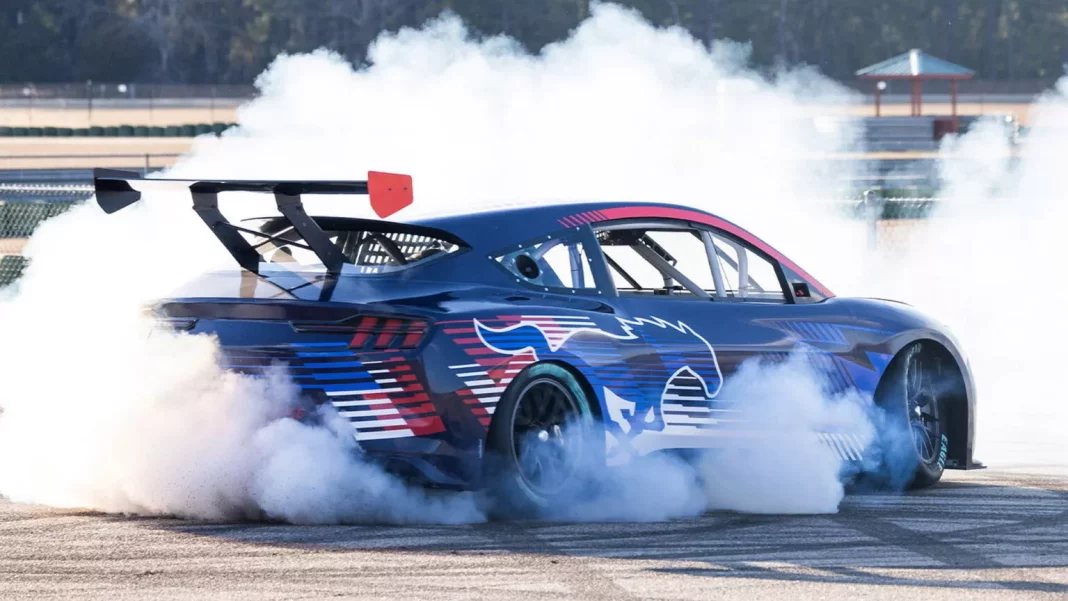 2025 Ford Mustang Mach-E NASCAR. Imagen portada.