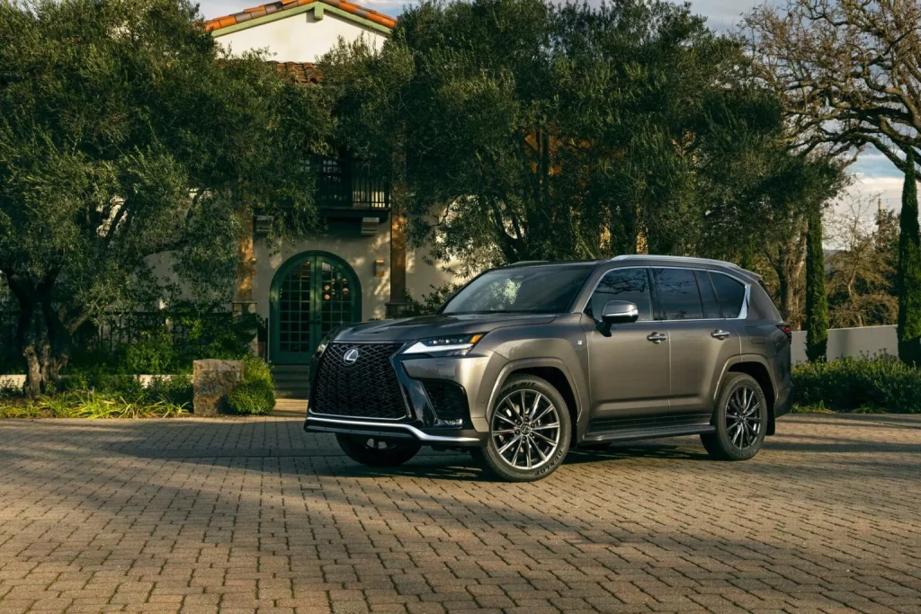 2025 Lexus LX. Imagen delantera.