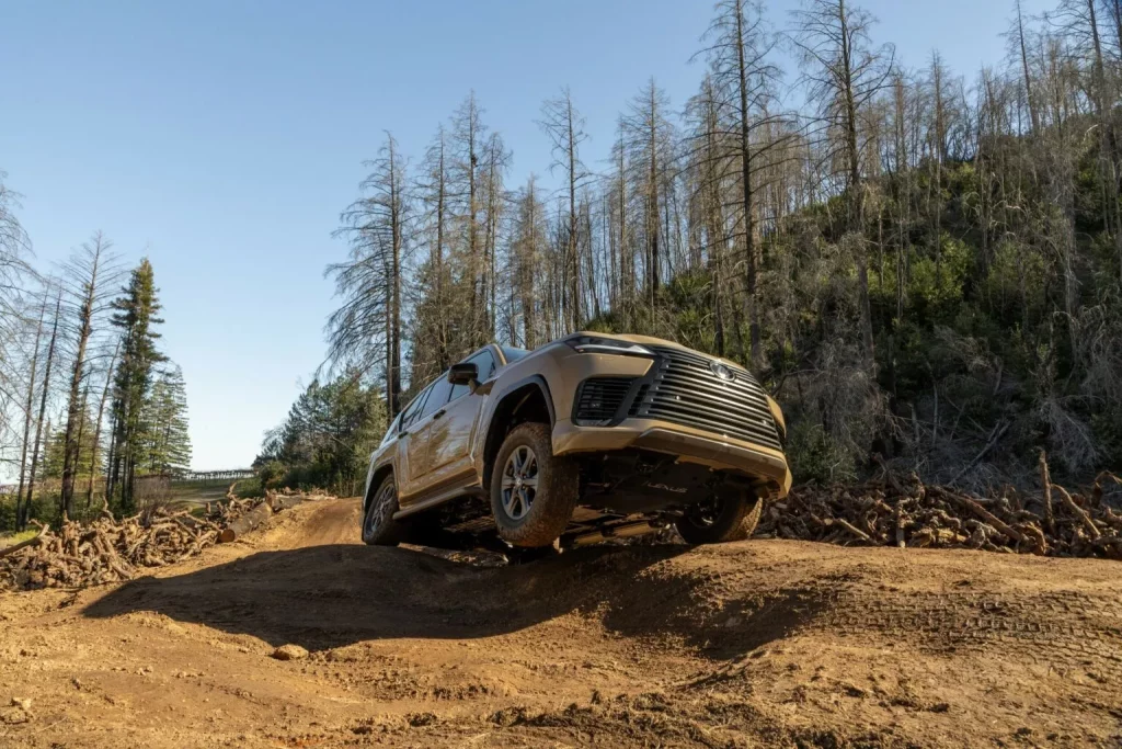 2025 Lexus LX. Imagen off-road.