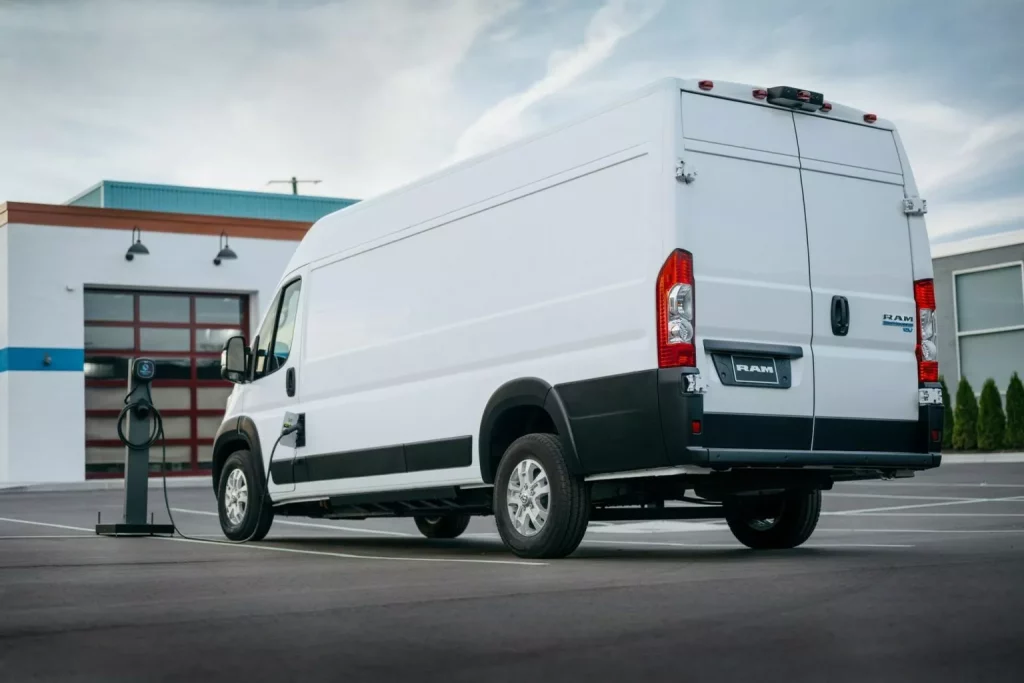 2025 RAM ProMaster EV. Imagen trasera.