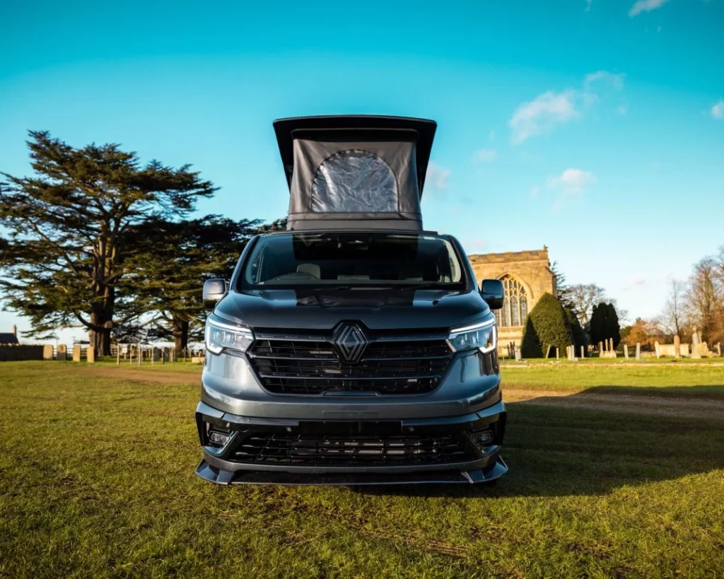 2025 Renault Trafic Escape Campers. Imagen frontal.