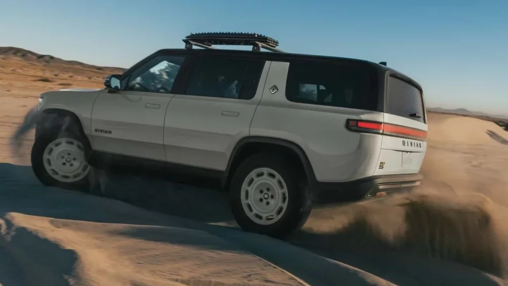 2025 Rivian R1T y R1S California Dune. Imagen movimiento.