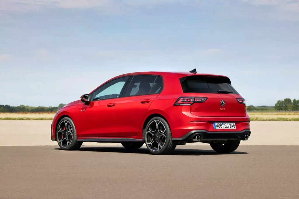 2025 Volkswagen Golf GTI. USA. Imagen trasera.