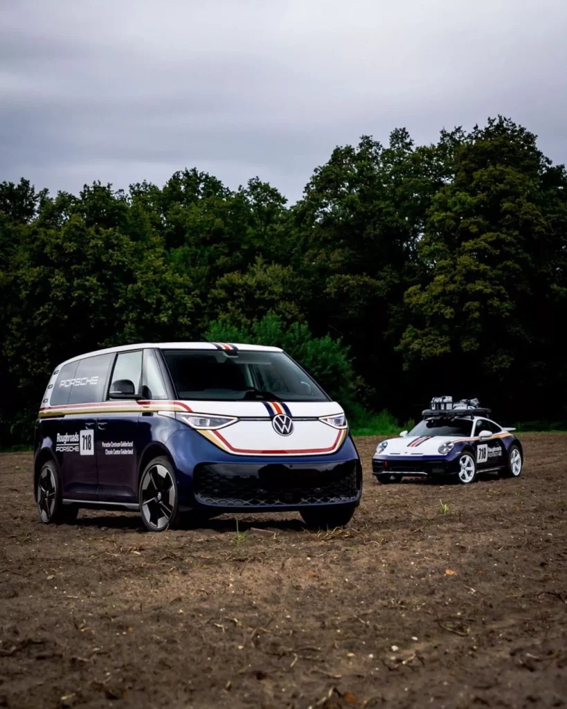 2025 Volkswagen ID.Buzz y Porsche 911 Dakar. Imagen exterior.