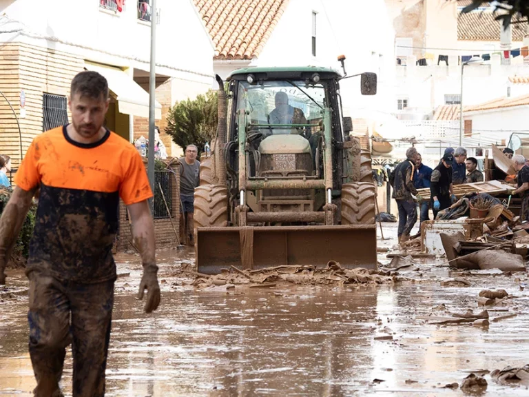 La insólita multa que les han puesto a agricultores y ganaderos que acudieron a ayudar a los afectados por la DANA