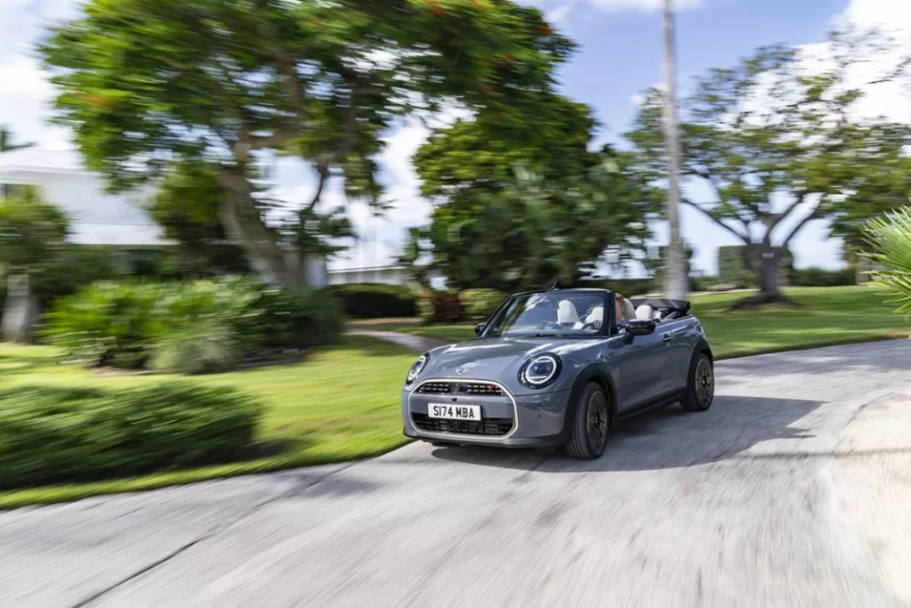 Mini Cooper Cabrio 2025 al volante 1 Motor16